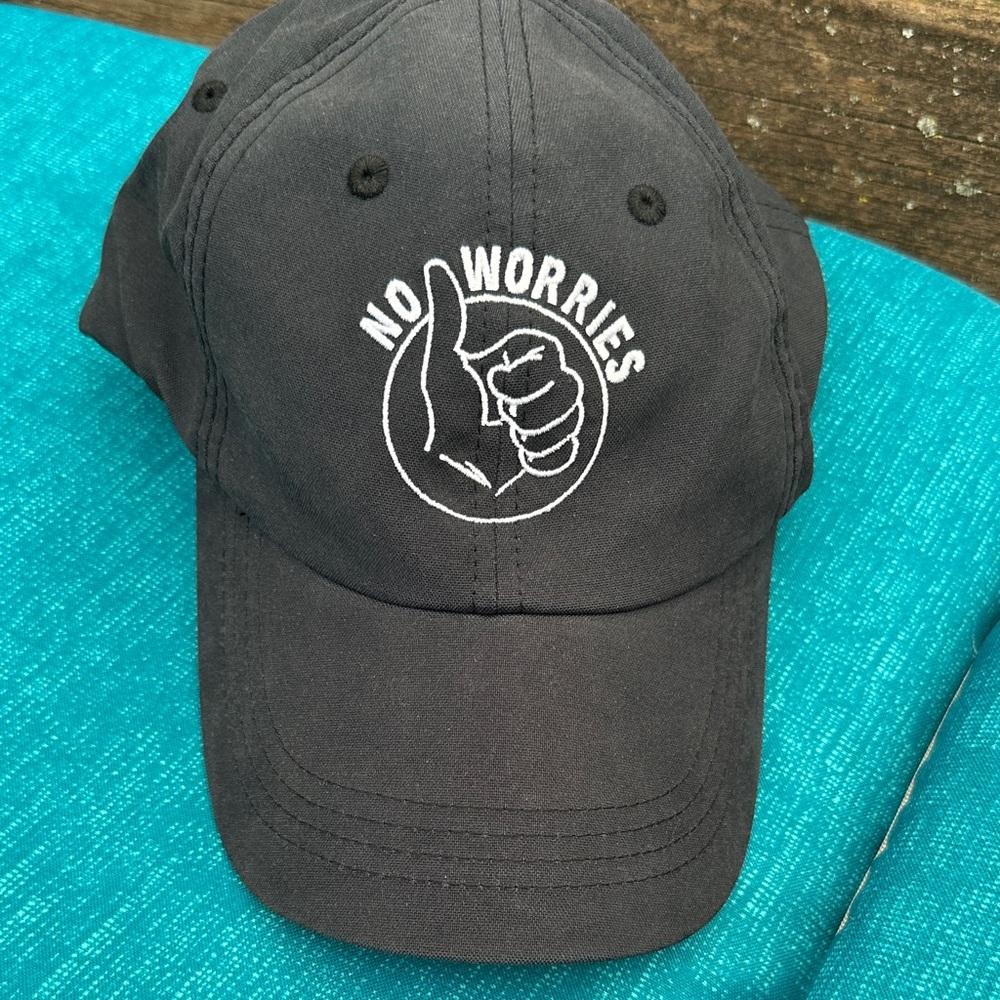 Black 'No Worries' Cap‎